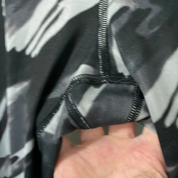 Under Armour Fitted Black & White Camo Print Capris Size Youth XL Women’s Medium - Picture 3 of 5